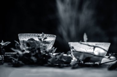 Fesleğenin Taze Ayurvedik yüz maskesi Cam kaselerde lor tozu