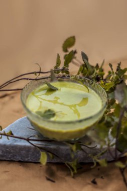 Fesleğenin taze Ayurvedik yüzü cam kasede yapraklar 
