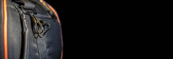 Крупный план текстуры материала черного цвета дорожной сумки
.