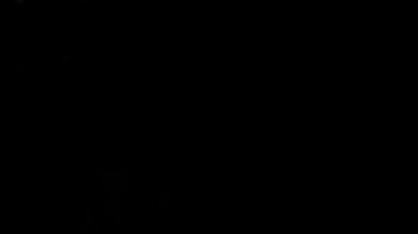 Siyah üzerine izole edilmiş beyaz bir insan eli geliyor ve P alfabesi işareti Asl 'ın (Amerikan İşaret Dili)).