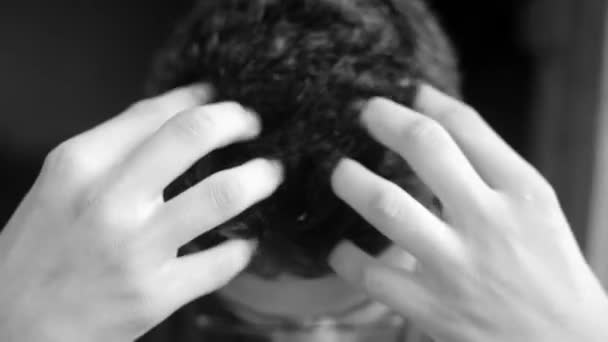 Dois Mãos Que Fazem Massagem Cabelo Cabeça Teenageiro Male Caucasiano — Vídeo de Stock