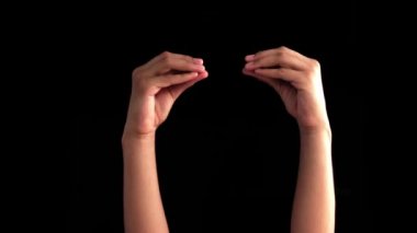 Bir çift geveze insan eli geliyor ve siyah arka planda izole bir şekilde birbirleriyle konuşuyorlar..