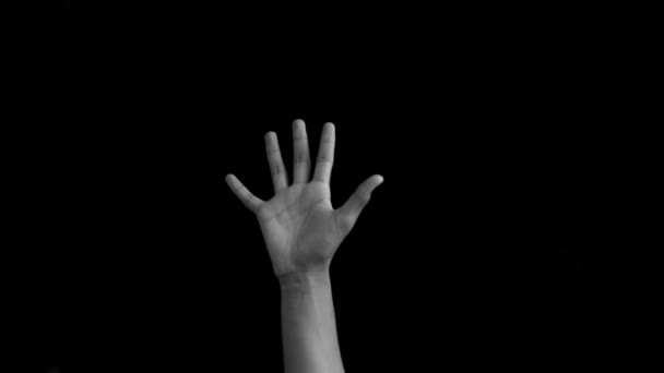男性10代の男性によるXアルファベットのシングルハンドアメリカン手話デモンストレーション黒を背景に浮かび上がることで孤立 — ストック動画