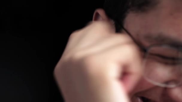 Portraitaufnahme Eines Kaukasischen Männlichen Teenagers Der Seine Wachsgefüllten Ohren Isoliert — Stockvideo