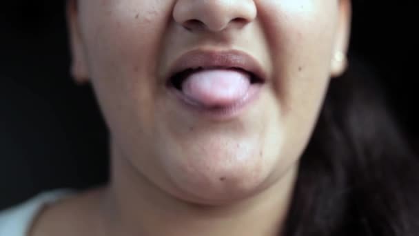 Menina Mostrando Dentes Língua — Vídeo de Stock