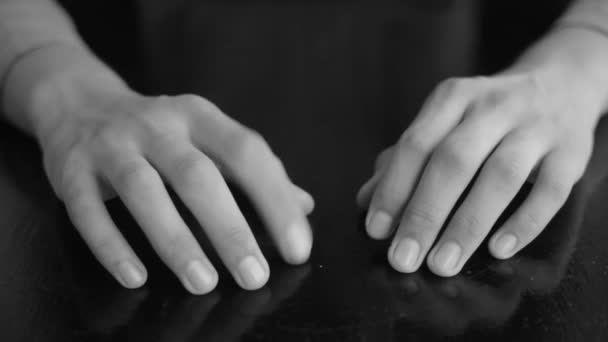 Bir Adamı Işçi Eli Kurumsal Kollu Tişört Giyiyor Parmakları Izole — Stok video