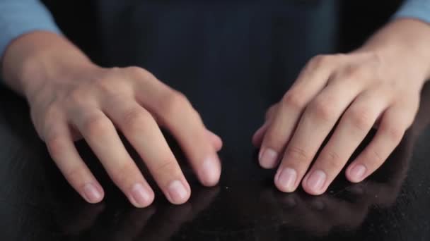 Bir Adamı Işçi Eli Kurumsal Kollu Tişört Giyiyor Parmakları Izole — Stok video