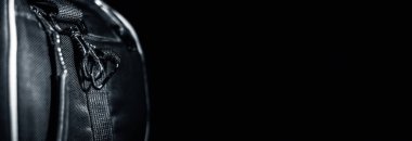 Siyah renkli seyahat çantasının malzeme dokusunu yakından çek.