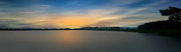 Panoramatický Záběr Západu Slunce Nebo Soumrak Časového Záběru Mraků Jezera — Stock fotografie