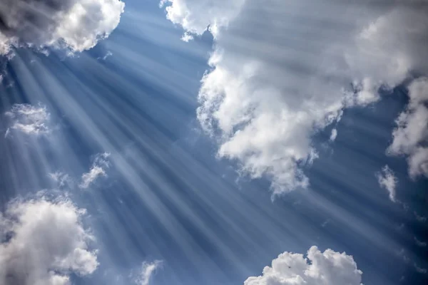 Vista Panorámica Del Cielo Con Nubes Con Rayos Sol Que — Foto de Stock