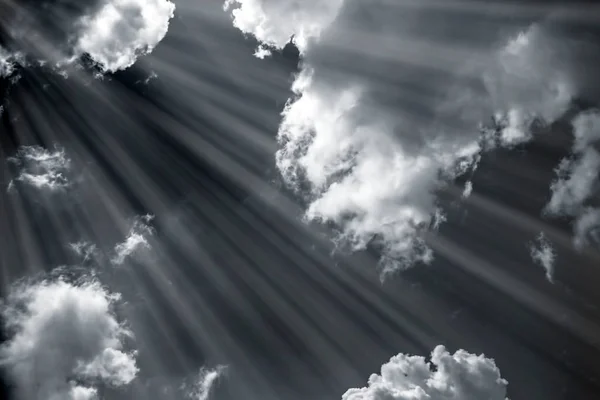 Vista Panorámica Del Cielo Con Nubes Con Rayos Sol Que — Foto de Stock
