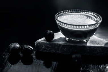 Ahşap bir yüzey üzerinde ceviz maskesi ve çiğ hindistan cevizi baharatı. 