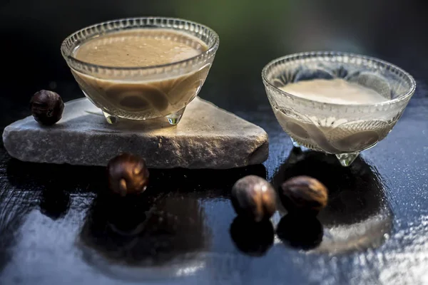 Mascarilla Especias Nuez Moscada Superficie Negra Que Consiste Poco Cuajada — Foto de Stock