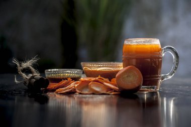 Tahta yüzeyde taze kesilmiş havuçlar ve biraz bal, havuç suyu ve tarçın tozu içeren meyve suyu ve yüz maskesi..