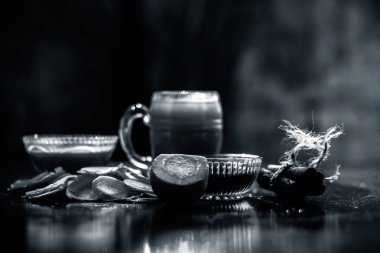 Tahta yüzeyde taze kesilmiş havuçlar ve biraz bal, havuç suyu ve tarçın tozu içeren meyve suyu ve yüz maskesi..