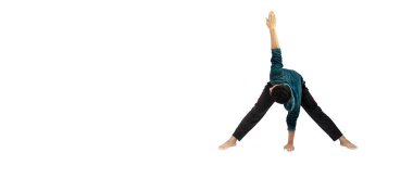 Beyaz arka planda yoga yapan çocuk.