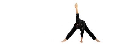 Beyaz arka planda yoga yapan çocuk.