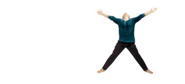 Beyaz arka planda yoga yapan çocuk.