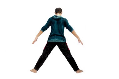 Beyaz arka planda yoga yapan çocuk.