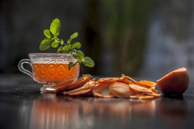 Tahta yüzeyine biraz nane yaprağı serpiştirilmiş taze kesilmiş havuç.