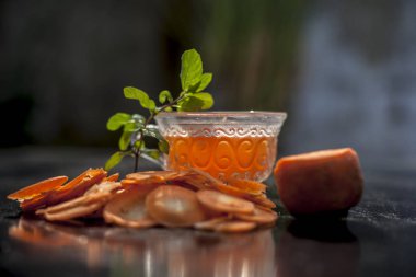 Tahta yüzeyine biraz nane yaprağı serpiştirilmiş taze kesilmiş havuç.