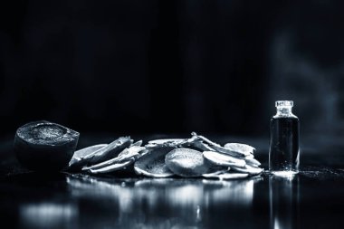 Tahta yüzeyine biraz nane yaprağı serpiştirilmiş taze kesilmiş havuç.