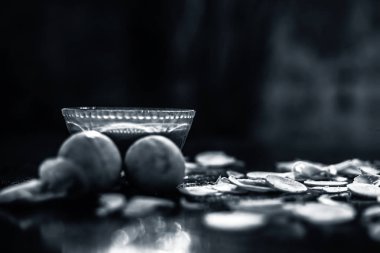 Siyah ahşap bir yüzey üzerinde havuç maskesi. İçinde taze kesilmiş havuç ezmesi, limon suyu ve bal var. Sivilce tedavisi için cam bir kaseye karıştırılmış..  