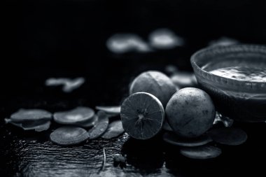 Yağlı Cilt için evde yapılacak en iyi Diy maskesi. Biraz un, havuç, tereyağı ve limon suyu içeren havuç maskesi. Tahta yüzeyde havuç maskesi..