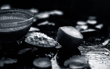 Yağlı Cilt için evde yapılacak en iyi Diy maskesi. Biraz un, havuç, tereyağı ve limon suyu içeren havuç maskesi. Tahta yüzeyde havuç maskesi..