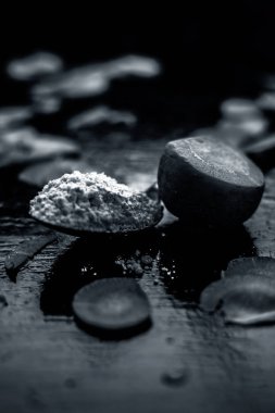 Yağlı Cilt için evde yapılacak en iyi Diy maskesi. Biraz un, havuç, tereyağı ve limon suyu içeren havuç maskesi. Tahta yüzeyde havuç maskesi..