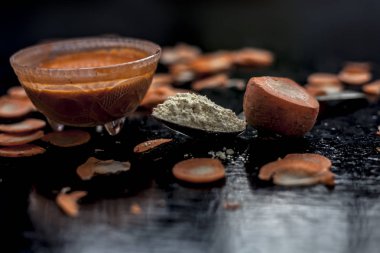 Yağlı Cilt için evde yapılacak en iyi Diy maskesi. Biraz un, havuç, tereyağı ve limon suyu içeren havuç maskesi. Tahta yüzeyde havuç maskesi..