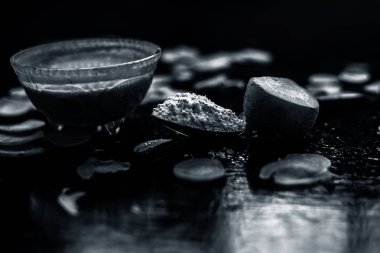 Yağlı Cilt için evde yapılacak en iyi Diy maskesi. Biraz un, havuç, tereyağı ve limon suyu içeren havuç maskesi. Tahta yüzeyde havuç maskesi..