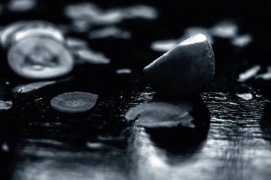 Tahta bir yüzey üzerinde taze kesilmiş havuç ve salatalık yakın çekim. Yatay çekim.