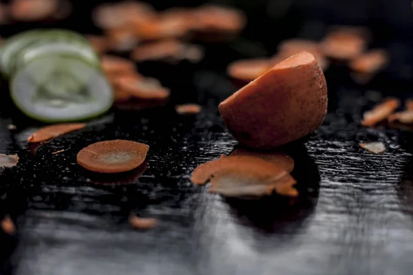 Close Tiro Algumas Cenouras Recém Cortadas Pepinos Uma Superfície Madeira — Fotografia de Stock