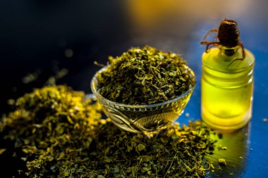 Kasuri Methi ya da kurutulmuş Fenugreek yağı ve bir kase içinde kurutulmuş toz çemen otu..