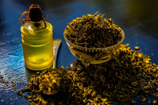 Tiro Óleo Essencial Kasuri Methi Feno Grego Seco Uma Garrafa — Fotografia de Stock