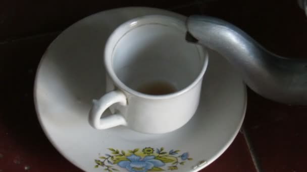 Наливая Кофе Чашку — стоковое видео