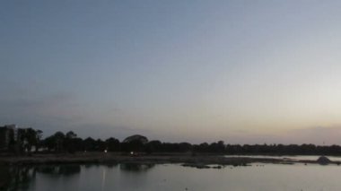 Gün batımının panoramik görüntüsü ya da bulutların alacakaranlık zamanı görüntüsü ve güneş batarken göl..