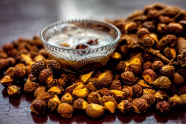 Bir tutam sabun, reetha ya da topçu çantasındaki aetha ve cam bir kasedeki doğal şampuanıyla birlikte..