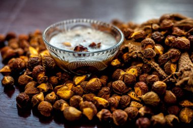 Bir tutam sabun, reetha ya da topçu çantasındaki aetha ve cam bir kasedeki doğal şampuanıyla birlikte..
