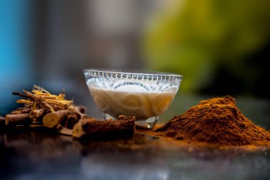 Melasma için yüz maskesi Revand chini 'nin tozu ve sütten oluşuyor. Çiğ revand chini kökleri, toz ve süt..