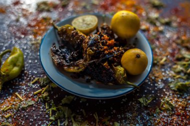 Klasik Bharela Marcha ya da cam tabağa doldurulmuş biber ve limon ve kahverengi ahşap bir yüzey üzerinde hazırlamak için gereken tüm baharatları yakın plan çek..