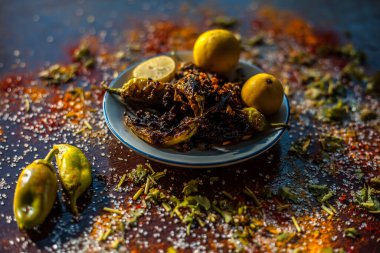 Klasik Bharela Marcha ya da cam tabağa doldurulmuş biber ve limon ve kahverengi ahşap bir yüzey üzerinde hazırlamak için gereken tüm baharatları yakın plan çek..