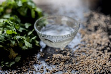 Biraz kişniş yaprağı ve yulaf ile birlikte yumurta beyazından oluşan siyah renkli bir yüzey üzerinde deri yüzeyi maskesi..