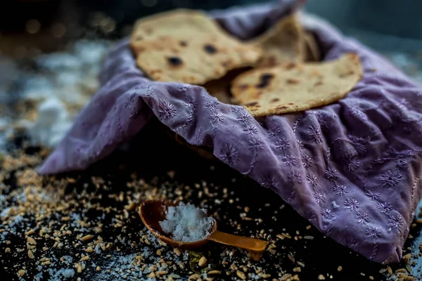 Närbild Skott Runda Bröd Bhakri Den Svarta Träytan Tillsammans Med — Stockfoto