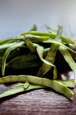 Ham Galka 'yı yakın çekim ya da kahverengi ahşap bir yüzeye sünger kabağı. Üstünde kabuğu soyulmuş derisi de var..