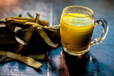 Sağlıklı besleyici organik Sünger Sünger Süngeri ya da cam bardaktaki luffa suyu. Yanında da çiğ bir sünger kabağı..