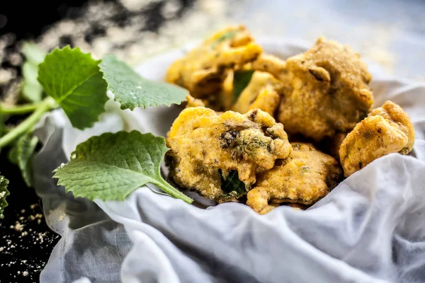 Close Shot Monsoon Snack Ajwain Pakora Container Some Fresh Ajwain — Fotografia de Stock