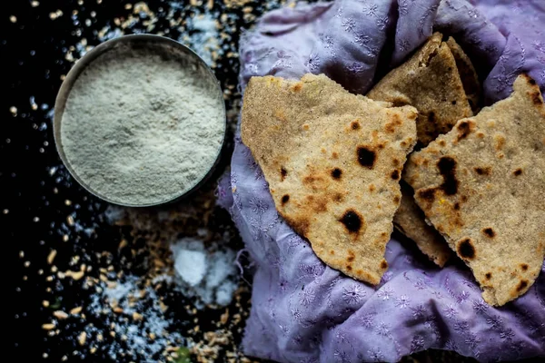 Skott Gujarati Frukost Bestående Runda Bröd Bhakri Och Lasun Chutney — Stockfoto