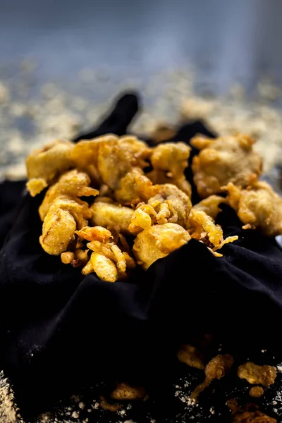 Famosa Toma Plátano Bhajia Recipiente Color Negro Junto Con Algunos — Foto de Stock